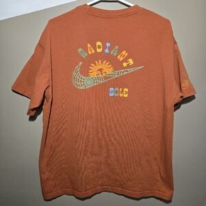 Nike Men's Radiant Sole Desert Orange T-shirt Size Large Loose Fit DR7960-802